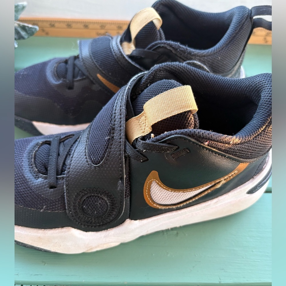 New Boys Nike Team Hustle 6Y Shoes